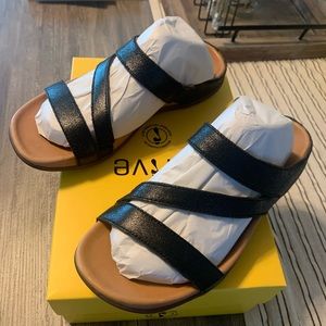 Strive “Trio Black Sparkle” Sandals SIZE 7
